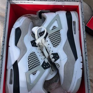 Women Jordan’s 4 military black